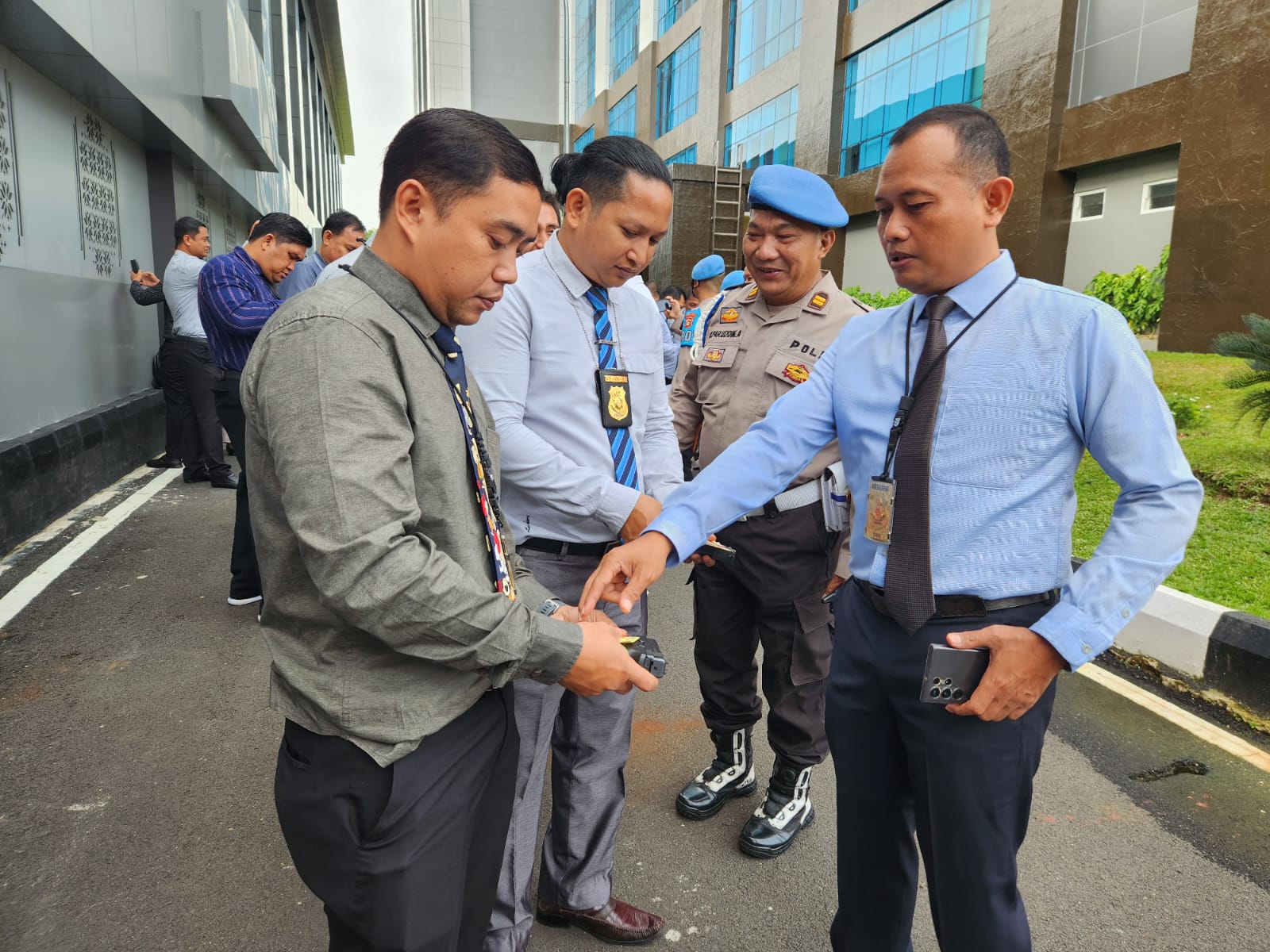 Provost Bid Propam saat memerika dokumen senpi pinjam pakai personil Ditreskrimsus Polda Sumsel