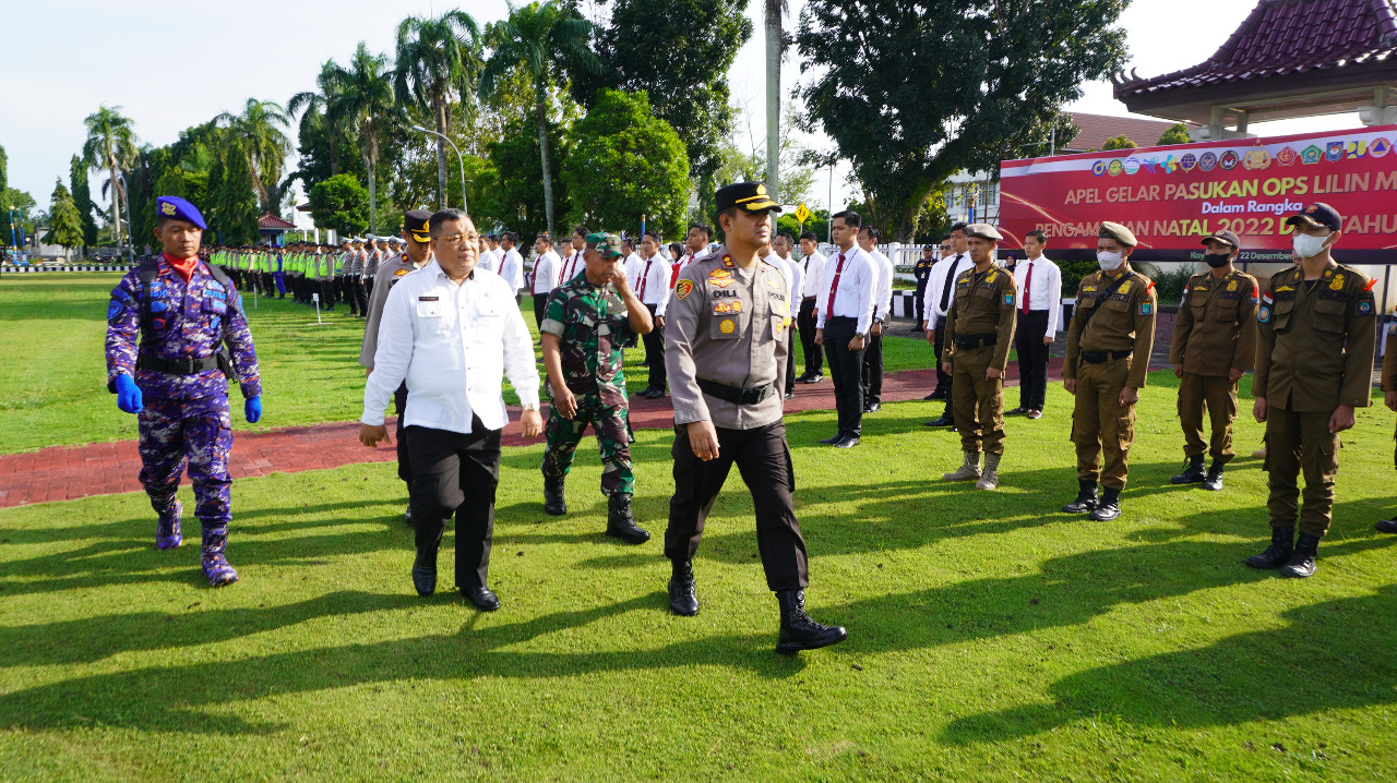 Apel pasukan dalam rangka Operasi Lilin Musi tahun 2022 di halaman Kantor Bupati OKI, Kamis (22/12)