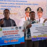 Herman Deru bersama Bupati OKI, H Iskandar SE dan Dirut Bank Sumsel Babel melakukan penanaman jagung di Kawasan Pilot Project Corporate Farming Plus (Korporasi Petani) di Desa Burnai Timur Kecamatan Pedamaran OKI, Kamis, (22/12)