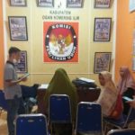 Warga saat mendatangi kantor KPU Kabupaten OKI
