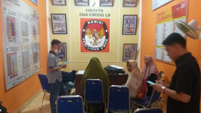 Warga saat mendatangi kantor KPU Kabupaten OKI