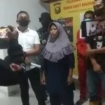 Kanit Gakkum Satpolairud Polrestabes Palembang, Iptu Cepi Aminudin dan ibu almarhu Lian, Meli saat konferensi pers dengan wartawan