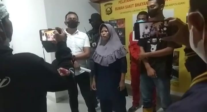 Kanit Gakkum Satpolairud Polrestabes Palembang, Iptu Cepi Aminudin dan ibu almarhu Lian, Meli saat konferensi pers dengan wartawan