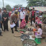 Kapolres Muba Akbp Siswandi Sik SH MH mengecek ketersediaan sembako di Pasar Randik Sekayu,Sabtu (24/12/2022)