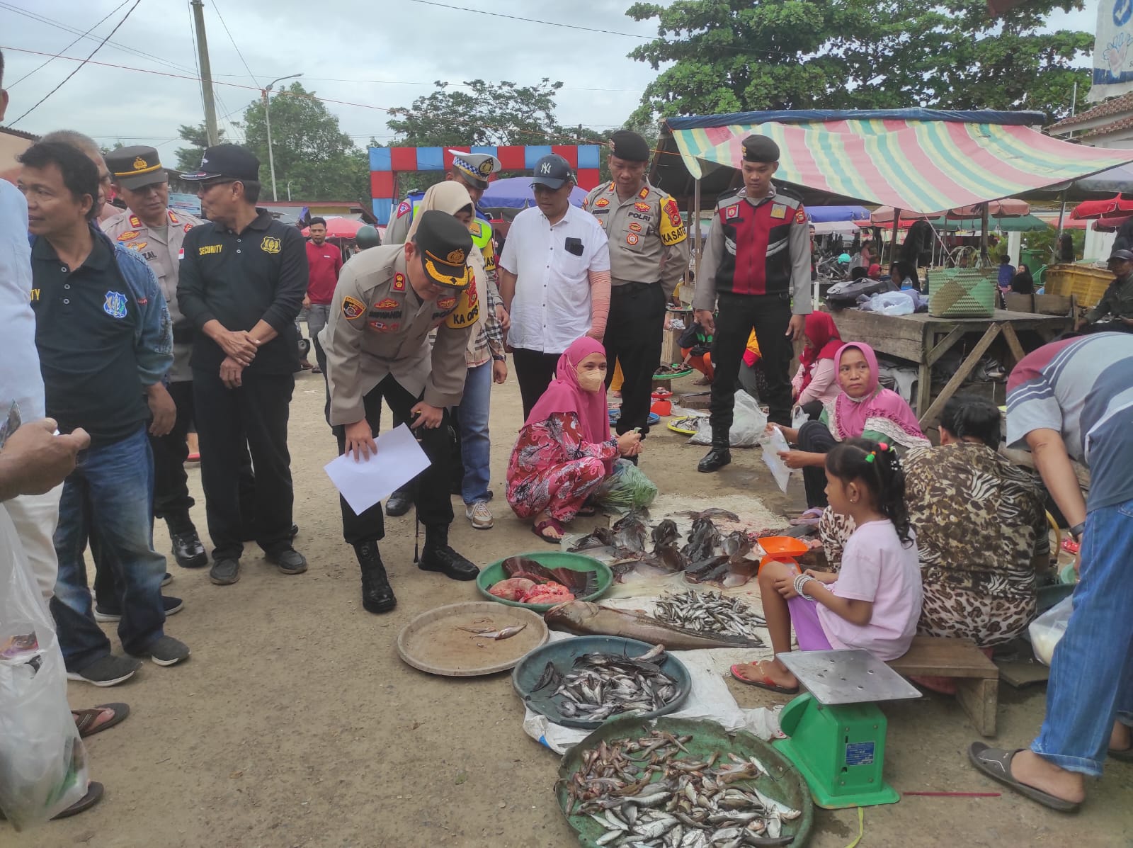 Kapolres Muba Akbp Siswandi Sik SH MH mengecek ketersediaan sembako di Pasar Randik Sekayu,Sabtu (24/12/2022)