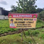 Poster larangan mobil angkutan minyak melintasi Sungai Dua, Kecamatan Sungai Keruh, Musi Banyuasin