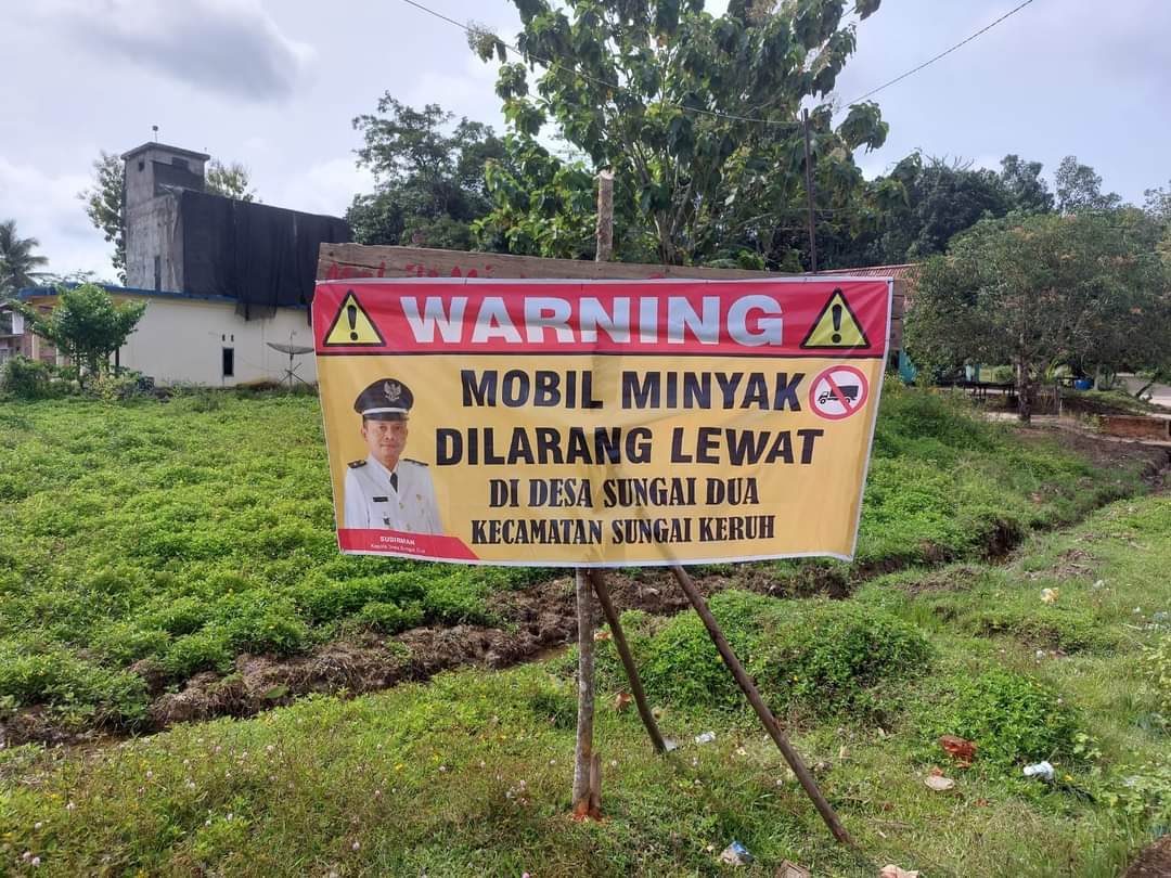 Poster larangan mobil angkutan minyak melintasi Sungai Dua, Kecamatan Sungai Keruh, Musi Banyuasin