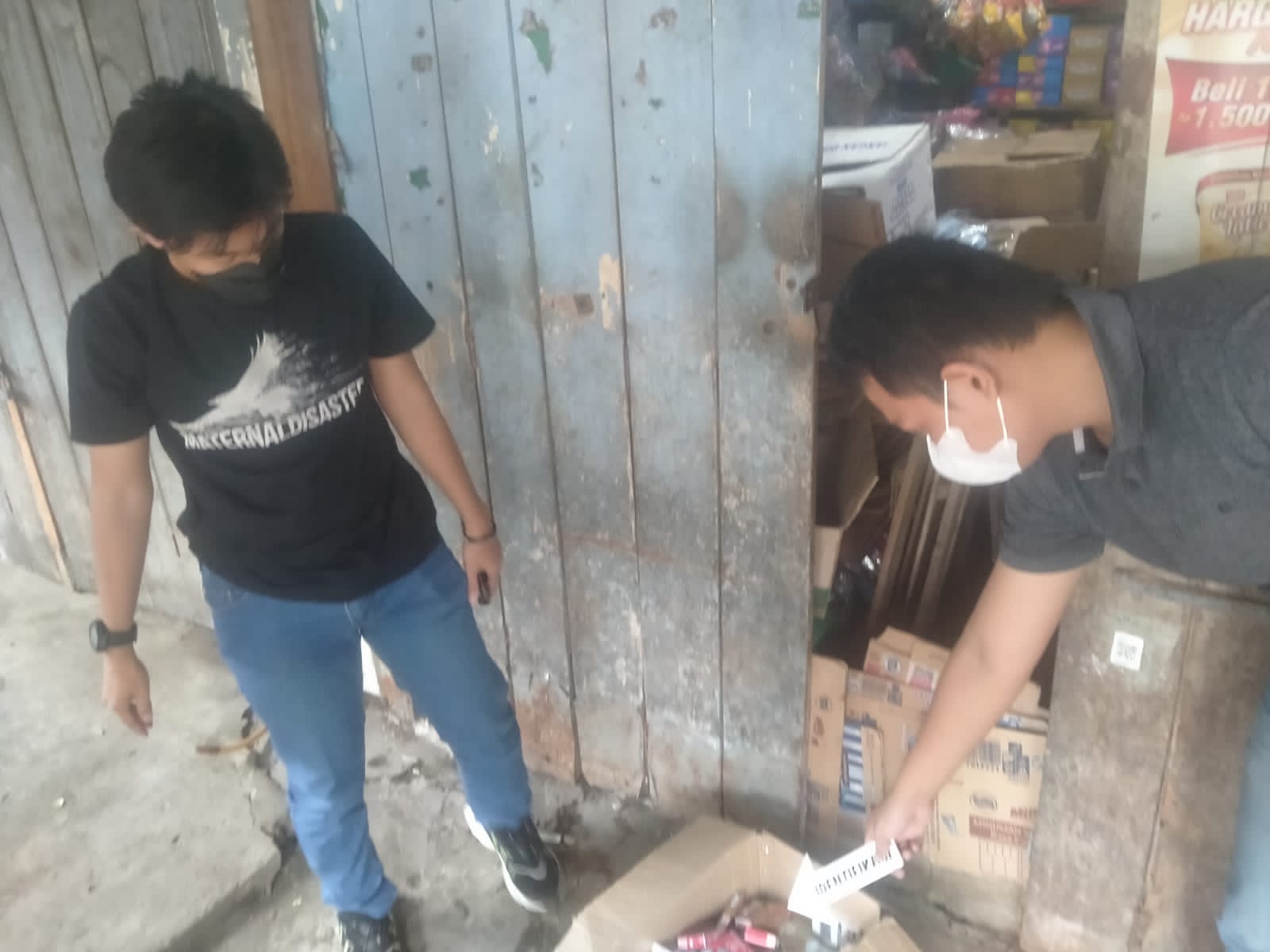 Reskrim Ranmor, dan Unit Identifikasi Polrestabes Palembang saat melakukan olah TKP di warung milik Susila Yulis, Seni (26/12/2022)