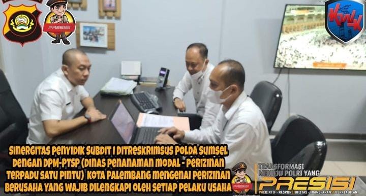 Petugas Unit 1 Subdit I Tipid Indagsi Ditreskrimsus Polda Sumsel saat mendatangi Kantor DPMPTSP Kota Palembang