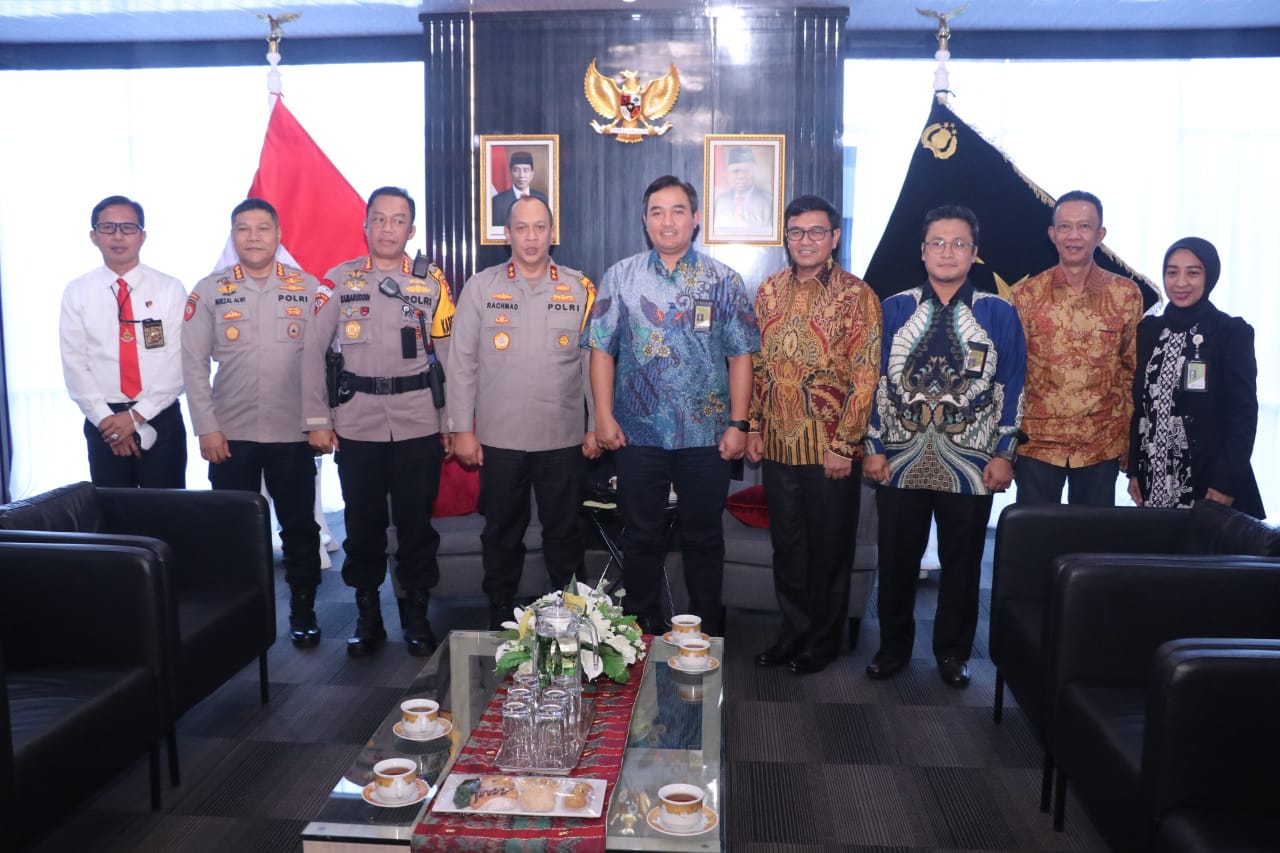 Kapolda Sumsel, Irjen Pol A Rachmad Wibowo SIK menerima audensi General Manager (GM) PT Kilang Pertamina Internasional (KPI) RU III Plaju Palembang di Ruang Delegasi Mapolda Sumsel, Senin (26/12)