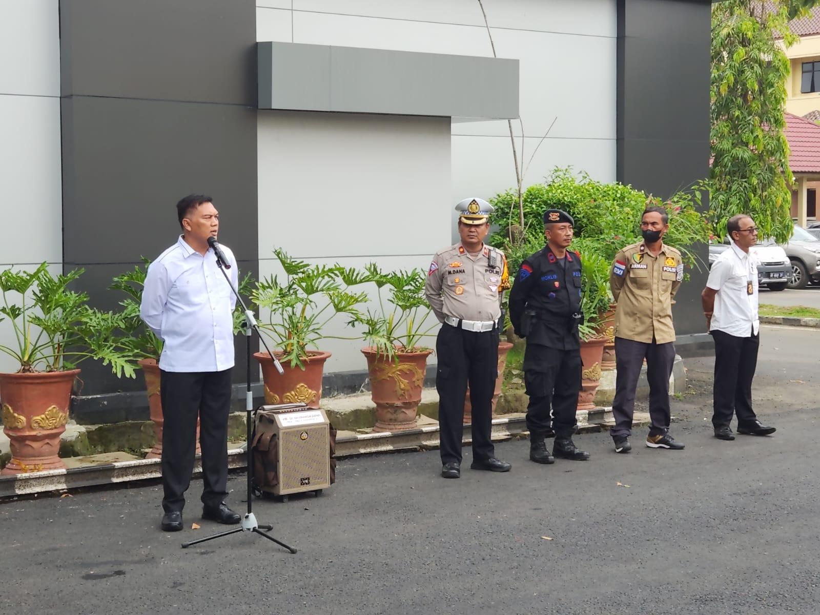 Direktur Intelkam Polda Sumsel Kombes Pol Iskandar F Sutisna, SIK memimpin Pelaksanaan Apel Harian dalam rangka Operasi Lilin Musi 2022 di lapangan Apel Mapolda Sumsel, Senin (26/12/2022)