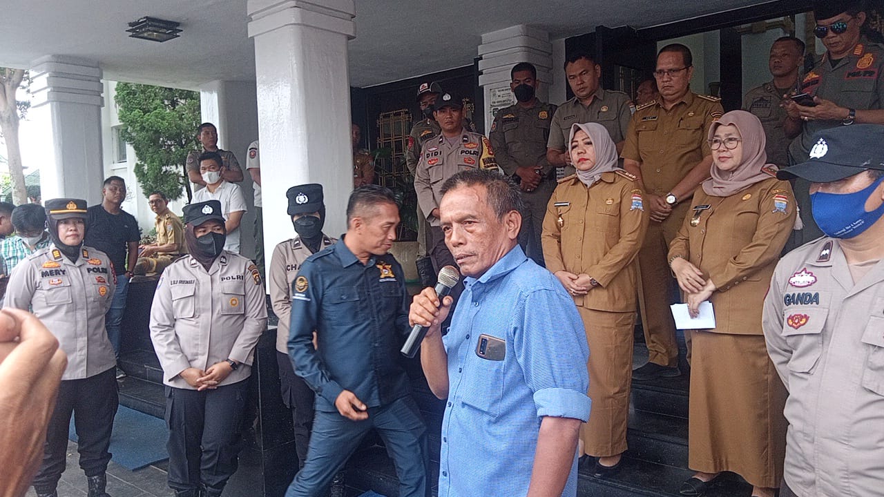 Badan Peneliti Independen (BPI), Kekayaan Penyelenggara Negara dan Pengawas Anggaran Republik Indonesia (KPNPA) RI Sumatera Selatanmenggelar aksi demontrasi di depan Kantor Walikota Palembang, Senin (26/12/2022).