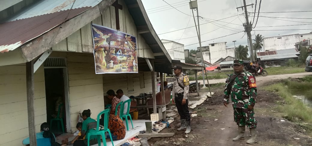 Polsek Lalan saat melakukan pengamanan ibadah natal di Kecamatan Lalan, Kabupaten Musi Banyuasin