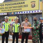 Kapolres Muba Akbp Siswandi didampingi Kasat Lantas AKP Ricky Mozam saat memantau situasi kamtibnas melalui pos pengamanan yang digelar, Selasa (27/12/2022)