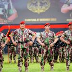 Kapolri Jenderal Listyo Sigit Prabowo dan Panglima TNI Laksamana Yudo Margono disematkan Baret Merah dan Brevet Komando dari pasukan elite Kopassus