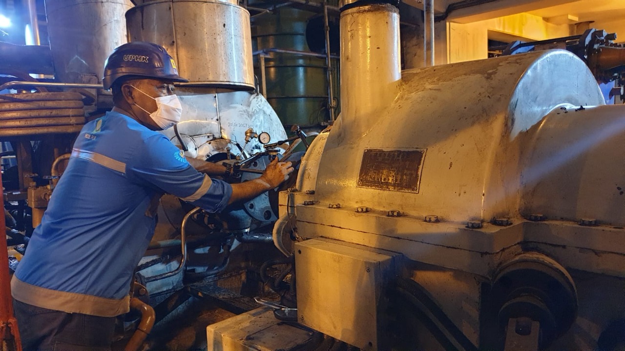 Petugas PLN saat melakukan pemeliharaan periodik