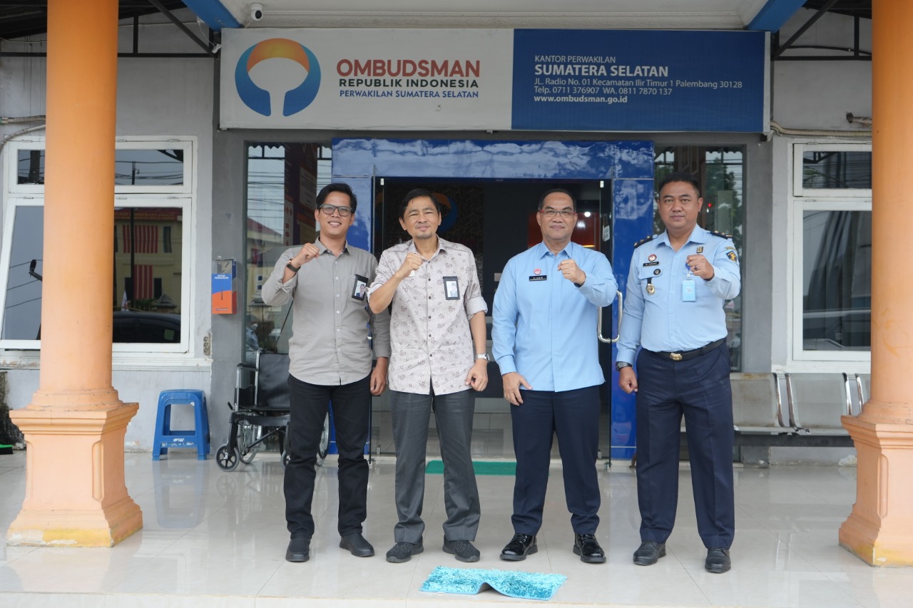 Kakanwil Kemenkumham Ilham Djaya saat audiensi dengan Kepala Ombudsman RI Perwakilan Sumatera Selatan, M. Adrian Agustiansyah, Selasa (27/12/2022)