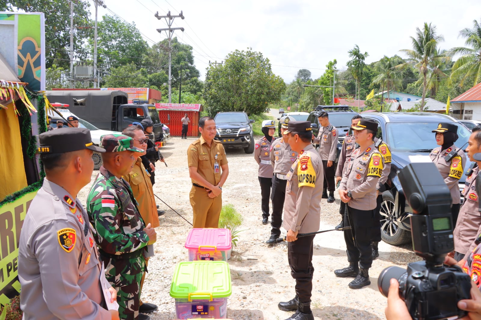 Kapolda Kalbar Irjen Pol Drs. Suryanbodo Asmoro MM  bersama saat mengecek kesiapan pos pengamanan dan pos pelayanan nataru di wilayah hukum Polres Sintang, Selasa (27/12/2022)