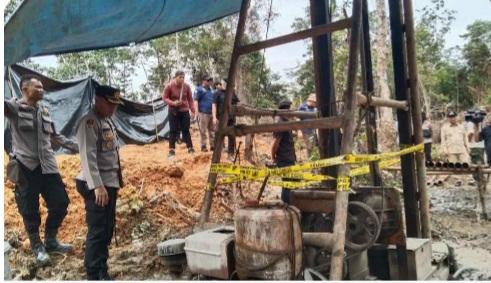 Pj Bupati Apriyadi bersama Dandim 0401 Muba Letkol Arm Dede Sudrajat SH dan Kapolres Muba AKBP Siswandi SH SIK MH, Rabu (28/12/2022) saat sidak di lokasi sumur pengeboran aktifitas ilegal driliing