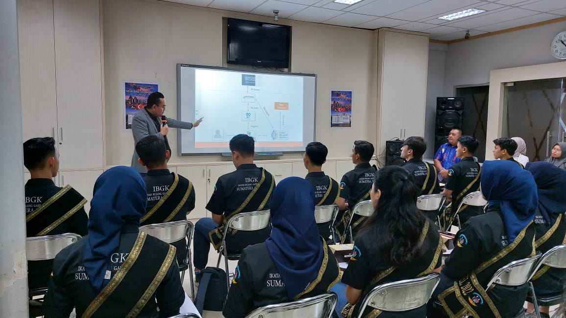 Pimpinan Cabang RFB Palembang Eko Budhi Prasetyo saat mengedukasi Bujang Gadis Kampus Sumsel, tentang Perdagangan Berjangka Komoditi (PBK) (Dok. Humas RFB Palembang / Indodaily.co)