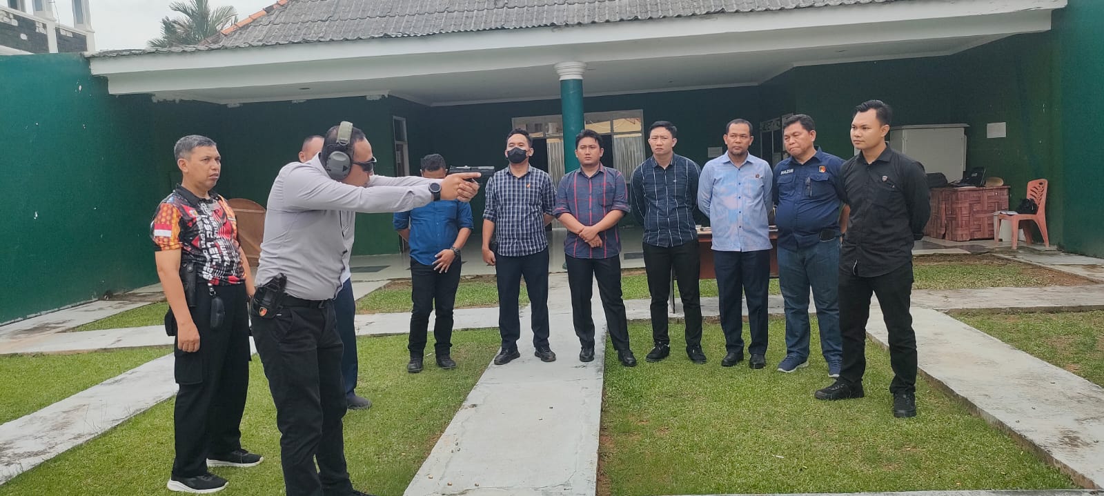 Sejumlah personel Subdit III Tipikor Ditreskrimsus Polda Sumsel mengikuti latihan menembak di lapangan tembak Mapolda Sumsel, Selasa (27/12) sore