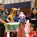 Pangdam II/ Sriwijaya Mayjen TNI Hilman Hadi SIP MBA MHan saat memberikan bantuan jelang HUT ke-77 Kodam II/Sjw, Kamis (29/12/2022)