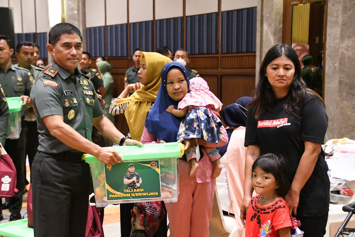 Pangdam II/ Sriwijaya Mayjen TNI Hilman Hadi SIP MBA MHan saat memberikan bantuan jelang HUT ke-77 Kodam II/Sjw, Kamis (29/12/2022)