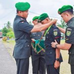 DANRINDAM II/SWJ TUTUP PENDIDIKAN KEJURUAN TAMTAMA INFANTERI Palembang, (Pendam II/Sriwijaya). Danrindam II/Swj Kolonel Inf Nugroho imam Santoso, S.E., M.M., pimpin Acara Penutupan Pendidikan Kejuruan Tamtama Infanteri Gelombang - I TA. 2022, bertempat di Lapangan Dodik Latpur Rindam II/Swj, Baturaja, Rabu (28/12/2022). Dalam amanat tertulis Danpussenif Letjen TNI Arif Rahman, M.A., yang dibacakan Danrindam II/Swj mengucapkan selamat atas keberhasilan para siswa dapat menyelesaikan tugas pendidikan dengan lancar sesuai rencana. "Hasil keluaran pendidikan, sebagaimana telah tertuang di dalam kurikulum Dikjurtaif Abit Dikmata TNI AD Keputusan Danpussenif Nomor Kep/12/IV/2020 tanggal 21 Februari 2022 bahwa, lulusan pendidikan kejuruan Tamtama Infanteri Abituren Dikmata TNI AD berkualifikasi sebagai Tamtama penembakan senapan di satuan Infanteri jajaran TNI AD. "Hal ini selaras dengan tujuan pendidikan yaitu untuk mengembangkan kemampuan Tamtama siswa TNI AD agar memiliki pengetahuan dan keterampilan kejuruan Infanteri yang di dukung sikap dan perilaku sebagai prajurit Sapta marga dan sumpah prajurit serta memiliki kondisi jasmani yang prima dalam mendukung tugas satuan infanteri jajaran TNI AD", ujarnya. Danpussenif juga mengucapkan Terima Kasih kepada Danrindam II/Swj beserta seluruh Staf, Gumil, Pelatih, Gadik dan unsur terkait lainnya atas segala jerih payah serta dedikasinya sehingga pendidikan kejuruan Tamtama Infanteri ini dapat dilaksanakan sebagaimana yang diharapkan dalam melanjutkan tugas pengabdian kepada Bangsa dan Negara. Diakhir amanat Danrindam II/Swj, menyampaikan beberapa penekanan Danpussenif untuk dipedomani didalam melaksanakan tugas di satuan sbb : Pertama, Tingkatkan Keimanan dan Ketaqwaan kepada Tuhan Yang Maha Esa sebagai landasan moral dalam berfikir, bersikap dan bertindak dalam setiap tugas yang dihadapi. Kedua, Tingkatan profesionalisme prajurit, melalui budaya belajar dan berlatih serta tetap mengutamakan faktor keamanan di dalam setiap bentuk penugasan yang ada Ketiga, Aplikasikan dan kembangkan kemampuan serta kemampuan serta pengetahuan yang telah diterima dalam mendukung tugas yang ada serta adaptif terhadap perkembangan ilmu pengetahuan dan teknologi untuk menambah wawasan pengetahuan. Usai upacara pelantikan, acara dilanjutkan dengan pengarahan oleh Danrindam II/Swj kepada para mantan Siswa di lapangan Depan Mako Dodiklatpur Baturaja.
