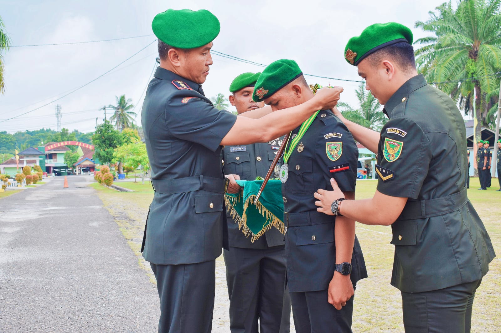 DANRINDAM II/SWJ TUTUP PENDIDIKAN KEJURUAN TAMTAMA INFANTERI Palembang, (Pendam II/Sriwijaya). Danrindam II/Swj Kolonel Inf Nugroho imam Santoso, S.E., M.M., pimpin Acara Penutupan Pendidikan Kejuruan Tamtama Infanteri Gelombang - I TA. 2022, bertempat di Lapangan Dodik Latpur Rindam II/Swj, Baturaja, Rabu (28/12/2022). Dalam amanat tertulis Danpussenif Letjen TNI Arif Rahman, M.A., yang dibacakan Danrindam II/Swj mengucapkan selamat atas keberhasilan para siswa dapat menyelesaikan tugas pendidikan dengan lancar sesuai rencana. "Hasil keluaran pendidikan, sebagaimana telah tertuang di dalam kurikulum Dikjurtaif Abit Dikmata TNI AD Keputusan Danpussenif Nomor Kep/12/IV/2020 tanggal 21 Februari 2022 bahwa, lulusan pendidikan kejuruan Tamtama Infanteri Abituren Dikmata TNI AD berkualifikasi sebagai Tamtama penembakan senapan di satuan Infanteri jajaran TNI AD. "Hal ini selaras dengan tujuan pendidikan yaitu untuk mengembangkan kemampuan Tamtama siswa TNI AD agar memiliki pengetahuan dan keterampilan kejuruan Infanteri yang di dukung sikap dan perilaku sebagai prajurit Sapta marga dan sumpah prajurit serta memiliki kondisi jasmani yang prima dalam mendukung tugas satuan infanteri jajaran TNI AD", ujarnya. Danpussenif juga mengucapkan Terima Kasih kepada Danrindam II/Swj beserta seluruh Staf, Gumil, Pelatih, Gadik dan unsur terkait lainnya atas segala jerih payah serta dedikasinya sehingga pendidikan kejuruan Tamtama Infanteri ini dapat dilaksanakan sebagaimana yang diharapkan dalam melanjutkan tugas pengabdian kepada Bangsa dan Negara. Diakhir amanat Danrindam II/Swj, menyampaikan beberapa penekanan Danpussenif untuk dipedomani didalam melaksanakan tugas di satuan sbb : Pertama, Tingkatkan Keimanan dan Ketaqwaan kepada Tuhan Yang Maha Esa sebagai landasan moral dalam berfikir, bersikap dan bertindak dalam setiap tugas yang dihadapi. Kedua, Tingkatan profesionalisme prajurit, melalui budaya belajar dan berlatih serta tetap mengutamakan faktor keamanan di dalam setiap bentuk penugasan yang ada Ketiga, Aplikasikan dan kembangkan kemampuan serta kemampuan serta pengetahuan yang telah diterima dalam mendukung tugas yang ada serta adaptif terhadap perkembangan ilmu pengetahuan dan teknologi untuk menambah wawasan pengetahuan. Usai upacara pelantikan, acara dilanjutkan dengan pengarahan oleh Danrindam II/Swj kepada para mantan Siswa di lapangan Depan Mako Dodiklatpur Baturaja.