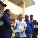 Ketua KPU Provinsi Sumsel Amrah Muslimin SE MSi saat menerima Sekretaris DPW PRIMA Sumsel Ki Edi Susilo pada aksi di depan kantor KPU Sumsel, Kamis (29/12/2022)