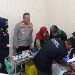 Kapolrestabes Palembang memantau proses sunat anak Mulyadi, pemulung korban penganiayaan di kawasan Jalan Letkol Iskandar, Jumat (30/12/2022)