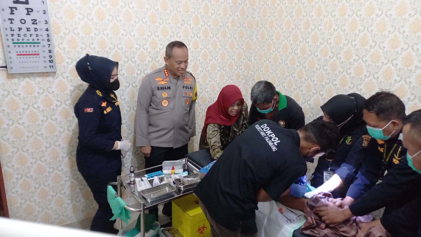 Kapolrestabes Palembang memantau proses sunat anak Mulyadi, pemulung korban penganiayaan di kawasan Jalan Letkol Iskandar, Jumat (30/12/2022)
