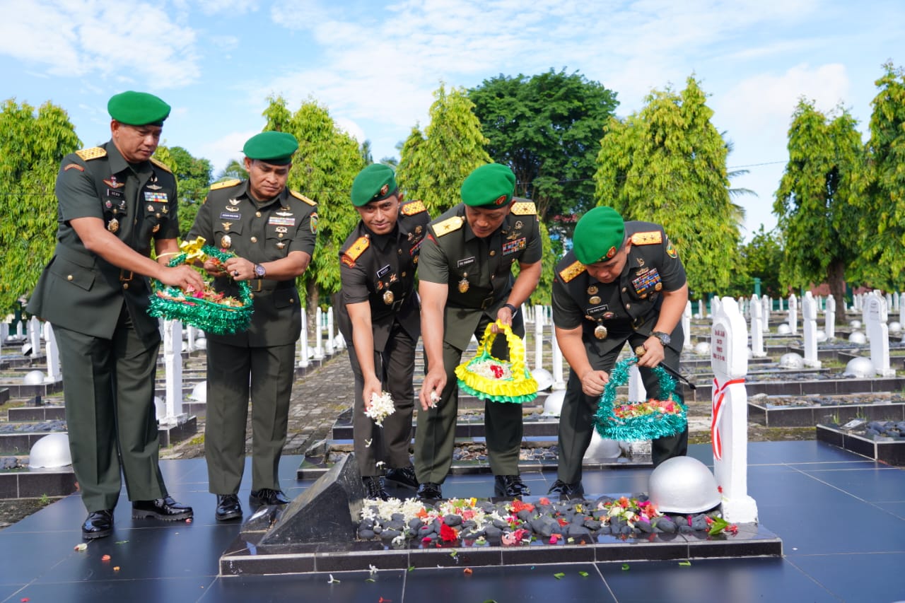 Pangdam II/Swj Mayjen TNI Hilman Hadi SIP MBA MHan dan romobngan saat ziarah ke taman makam pahlawan Ksatria Ksetra Siguntang, Jumat (30/12/2022)