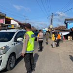 Petugas Polre Ogan Ilir saat mengatur lalu lintas di depan Pasar Indralaya, Kabupaten Ogan Ilir