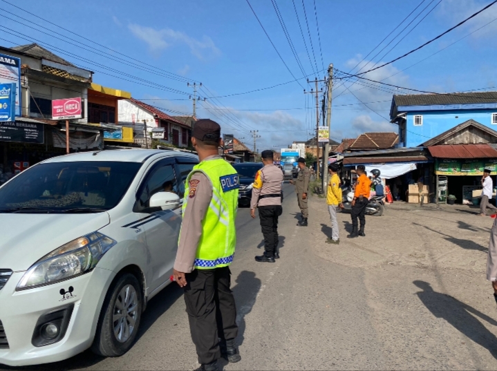 Petugas Polre Ogan Ilir saat mengatur lalu lintas di depan Pasar Indralaya, Kabupaten Ogan Ilir