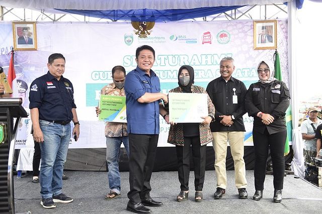 Gubernur Sumsel Herman Deru saat membagikan secara simbolis 2.000 kartu BPJS Ketenagakerjaan ke pedagang Pasar Tradisional 16 Ilir Palembang Sumsel (Dok. Humas Pemprov Sumsel / Indidaily.co)