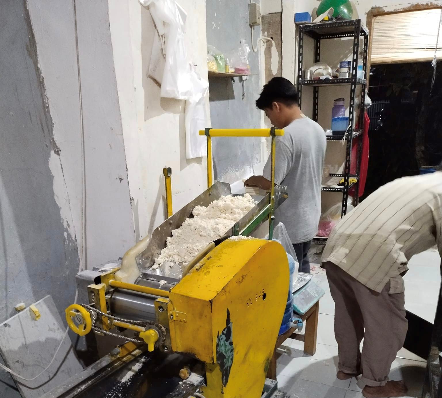 Para pegawai saat bekerja di dapur Mie Mias Palembang (Indodaily.co)