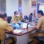 Pj Sekretaris Daerah Muba Musni Wijaya SSos MSi mengikuti rakor pencabutan PPKM, Senin (2/1/2023) secara virtual