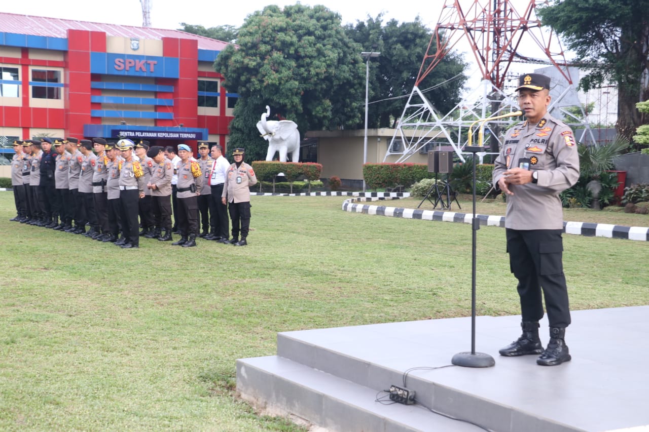 Wakapolda Sumsel, Irjen Pol Rudi Setiawan SIK MH memimpin upacara apel pagi di Mapolda Sumsel, Senin (2/1/2023)