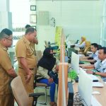 Pj Sekretaris Daerah Muba Musni Wijaya SSos MSi saat sidak ke Dinas Dukcapil Muba, Senin (2/1/2023)