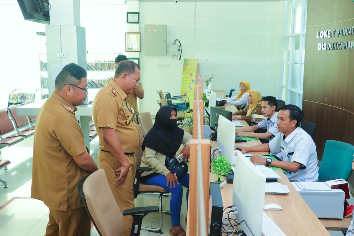 Pj Sekretaris Daerah Muba Musni Wijaya SSos MSi saat sidak ke Dinas Dukcapil Muba, Senin (2/1/2023)