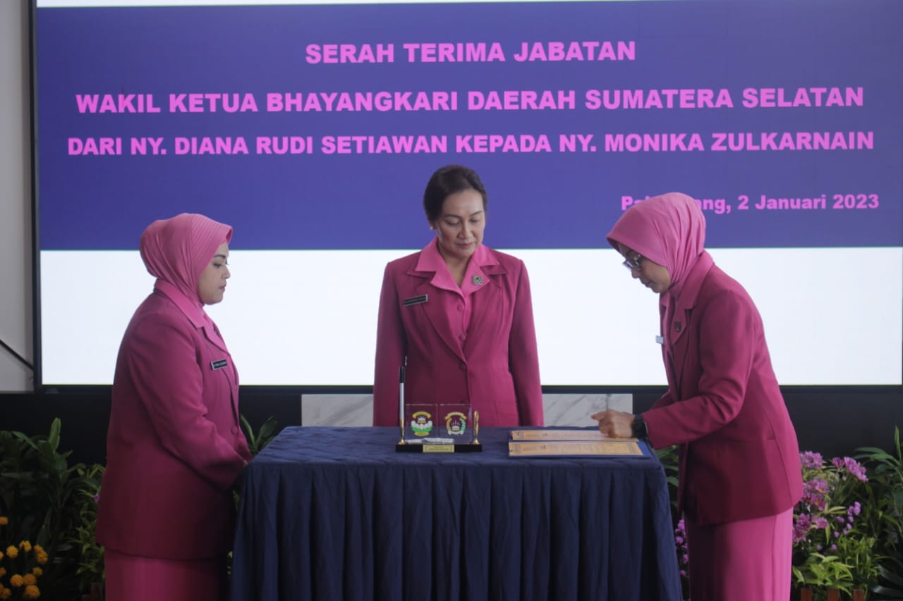 Pengurus Daerah Bhayangkari Sumatera Selatan (Sumsel) dan Pengurus Yayasan Kemala Bhayangkari Daerah Sumsel menggelar acara serah terima jabatan (sertijab) Wakil Ketua Bhayangkari Daerah Sumsel, Senin (2/1/2023)