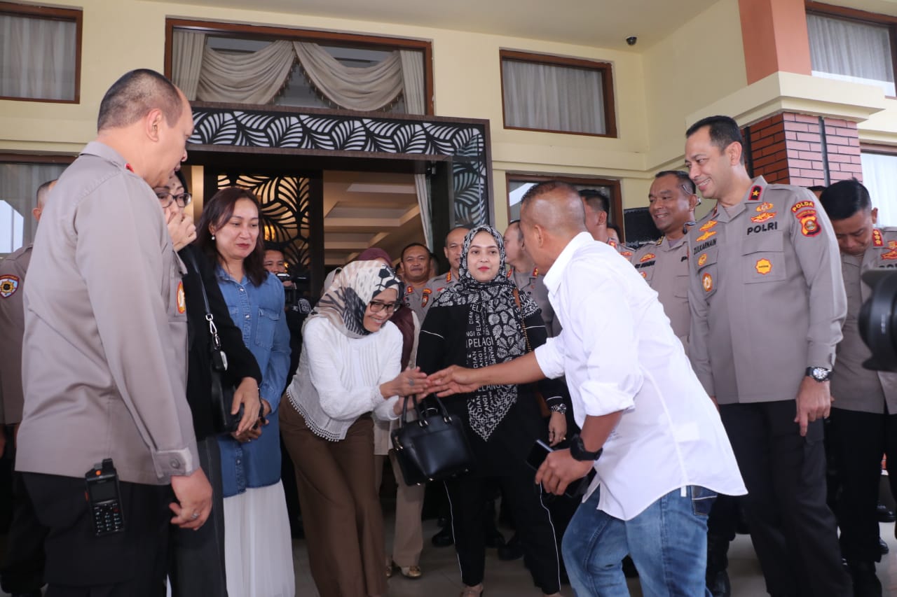 Kapolda Sumsel dan jajaran saat mengantar dan melepas kepergian Irjen Pol Rudi Setiawan SIK MH, Rabu (3/1/2022) di Bandara SMB II Palembang
