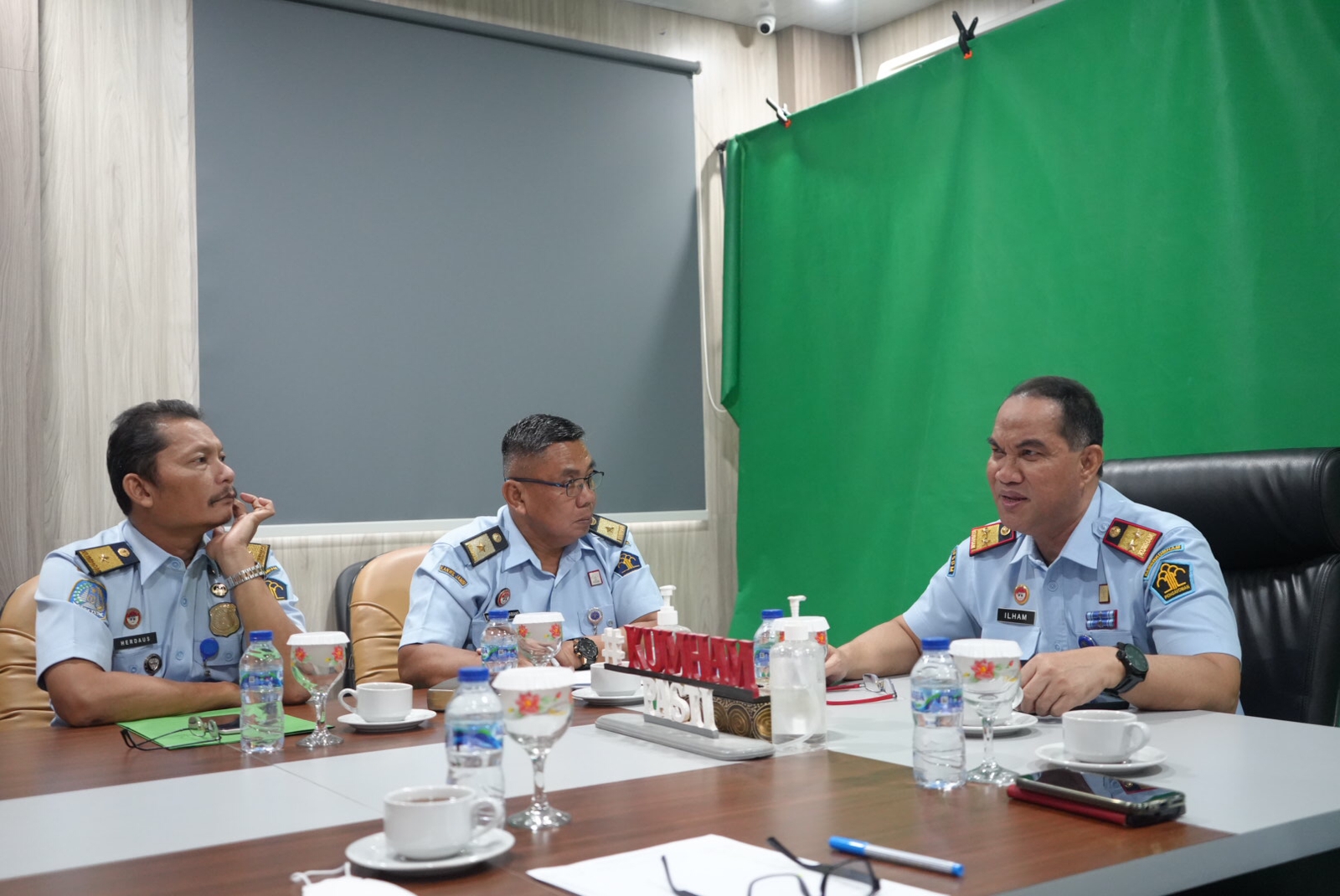 Kakanwil Kemenkumham Ilham Djaya, saat rapat internal di ruang teleconference, Selasa (3/1/2023)