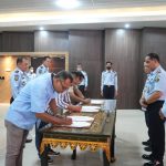 Kakannwil Kemenkumham Sumsel, Dr Ilham Djaya saat penandatanganan kontraj dengan penyedia bahan makanan pada UPT Pemasyarakatan, Selasa (3/1/2023) di lingkungan Kanwil Kemenkumham Sumsel