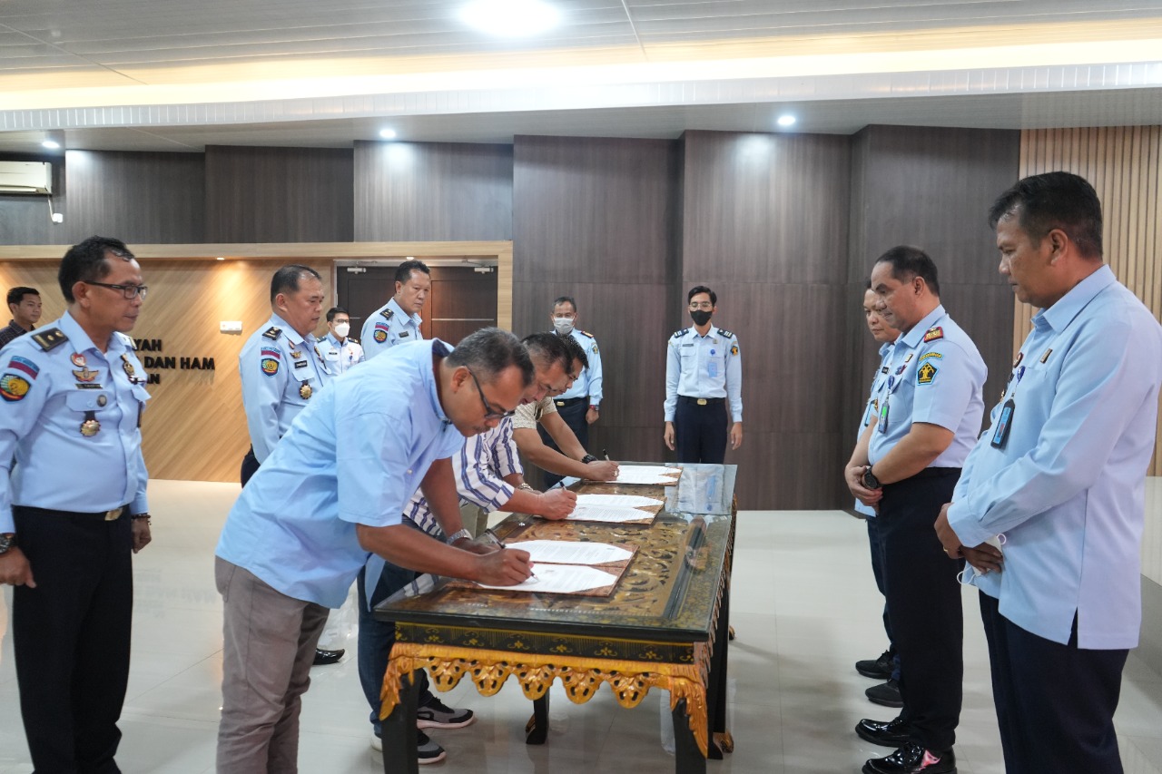 Kakannwil Kemenkumham Sumsel, Dr Ilham Djaya saat penandatanganan kontraj dengan penyedia bahan makanan pada UPT Pemasyarakatan, Selasa (3/1/2023) di lingkungan Kanwil Kemenkumham Sumsel