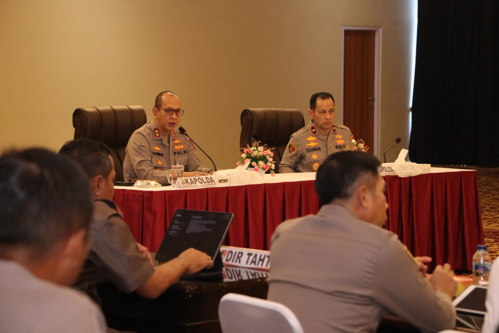 Kapolda Sumsel, Irjen Pol A Rachmad Wibowo SIK memberikan arahan kepada para pejabat utama Polda Sumsel dan Kapolres/Tabes jajaran, Selasa (3/1/2023)