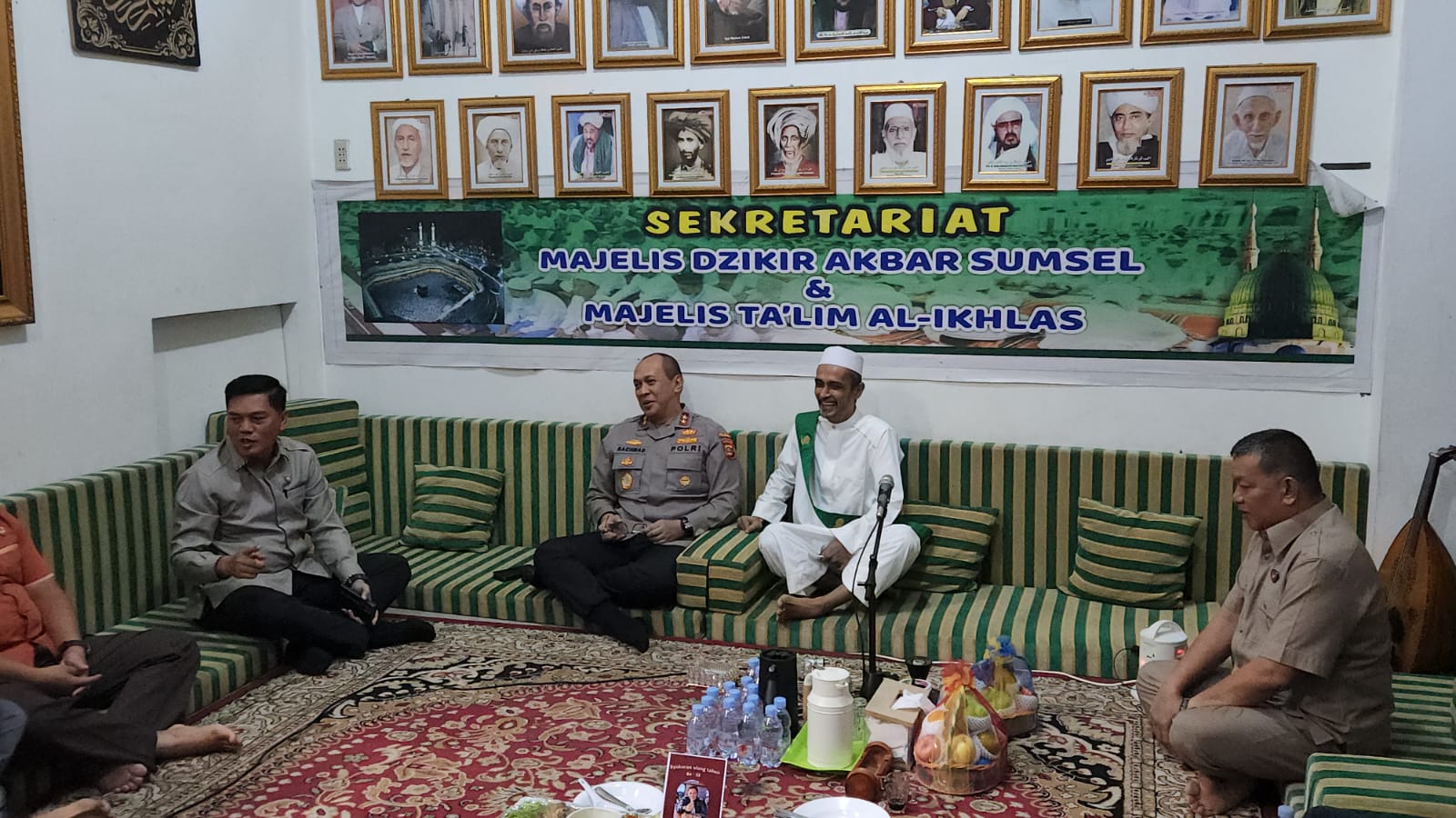 Kapolda Sumsel Irjen Pol A.Rachmad Wibowo SIK dan jajaran saat kunjungan ke kediaman Pimpinan Majelis Zikir Akbar Sumsel, Habib Muhammad Naufal Bin Ja'far Shahab, Selasa (3/1/2023) di Perumnas Sako Palembang