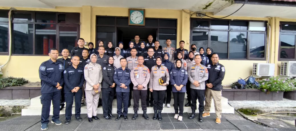 Kabid Humas Polda Sumsel Kombes Pol Drs Supriadi MM berfoto bersama jajaran bidhumas Polda Sumsel, Rabu (4/1/2023)