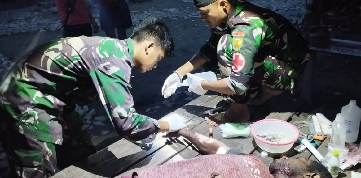 Satgas Yonif 143/TWEJ Pos Batom dengan cepat memberikan pertolongan kepada Fransi (34) dan Lodi (25) korban amukan Babi Hutan saat berburu di Kampung Batom, Papua